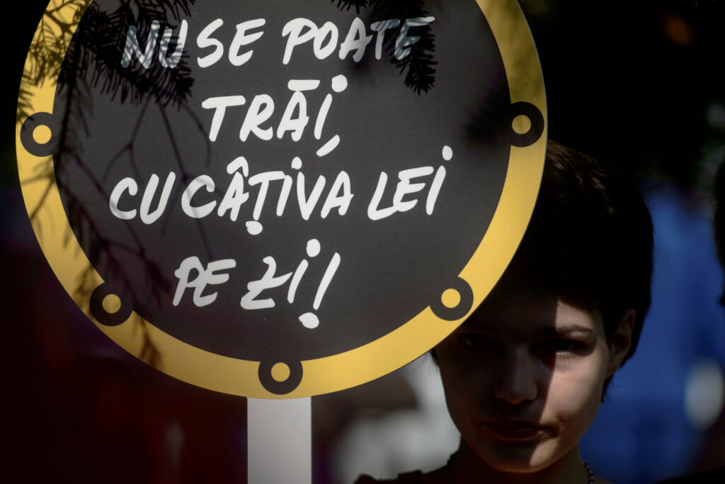 Paradox. Deși salariul minim crește la 1 iulie, cei care îl încasează sunt mai săraci
