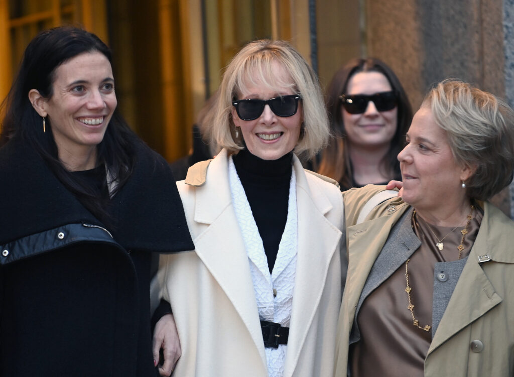 E. Jean Carroll a primit 5,63 mil. de dolari după ce a câștigat procesul cu Trump pentru abuz sexual