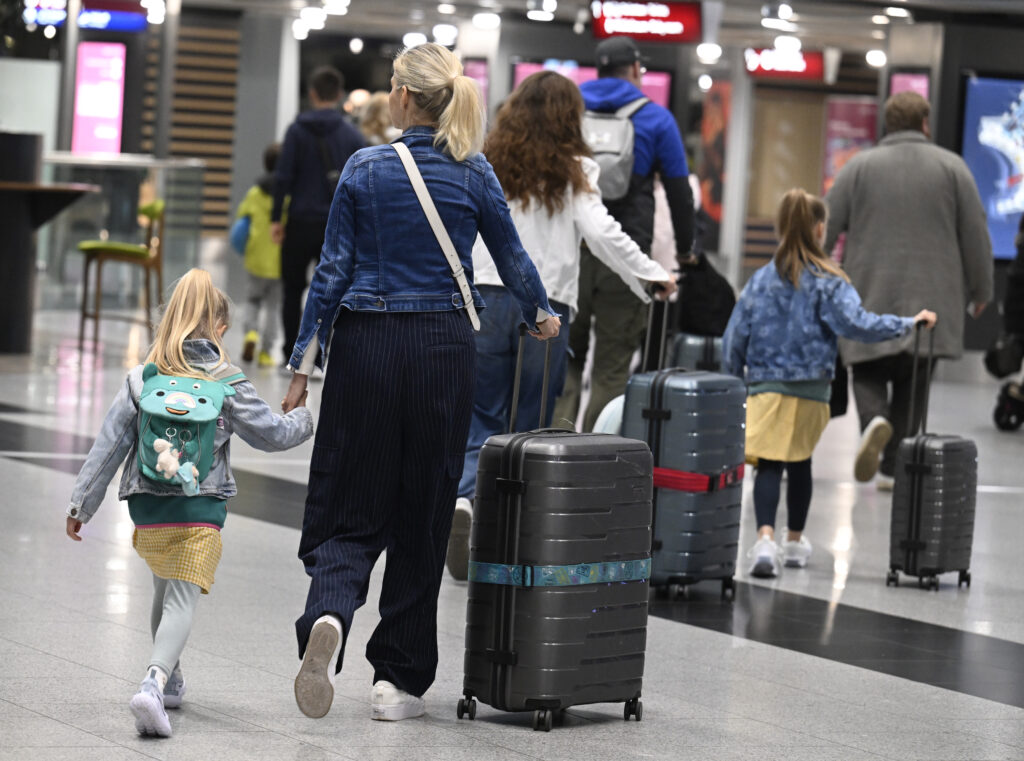 România, printre cele mai avantajoase destinații din Europa. Ce pot cumpăra turiștii străini cu 100 de euro