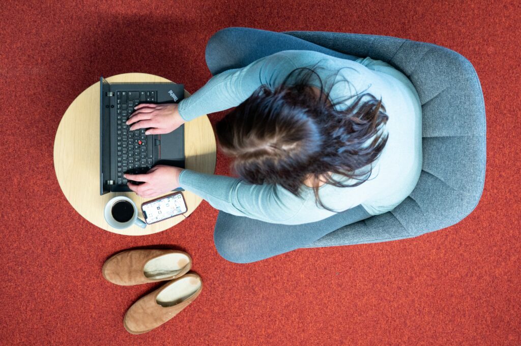 Inteligența artificială începe să ia locul oamenilor. Amazon închide o platformă folosită de milioane de freelanceri