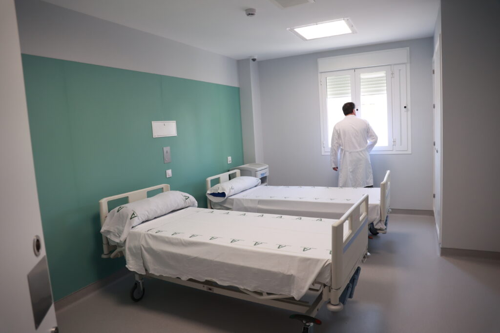 Guvernul Mureșan ar vrea să reducă paturile din spitalele cu grad mic de ocupare. Medicii ar putea fi plătiți în funcție de performanță