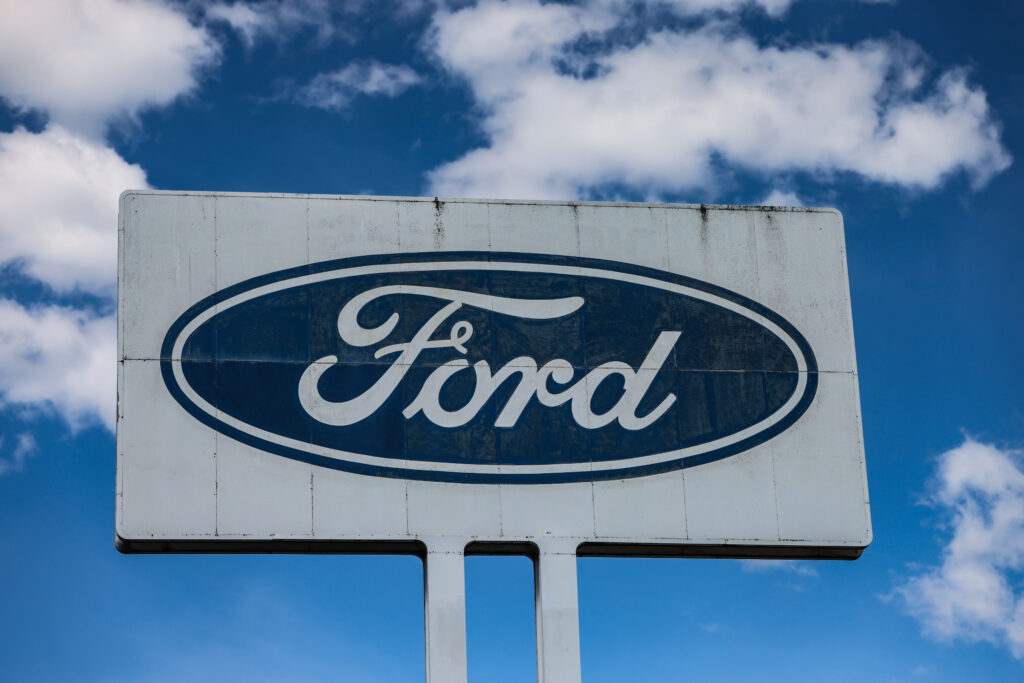 Ford reangajează ingineri după ce inteligența artificială nu a putut înlocui experiența oamenilor