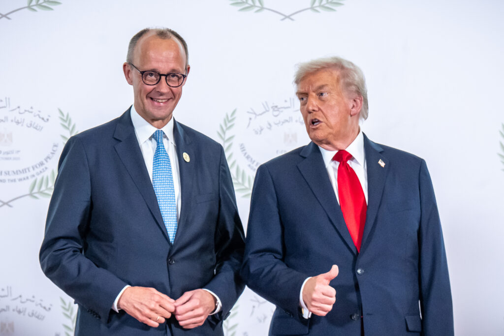 Cadou neașteptat pentru Trump la summitul G7. Ce a primit de la cancelarul Germaniei