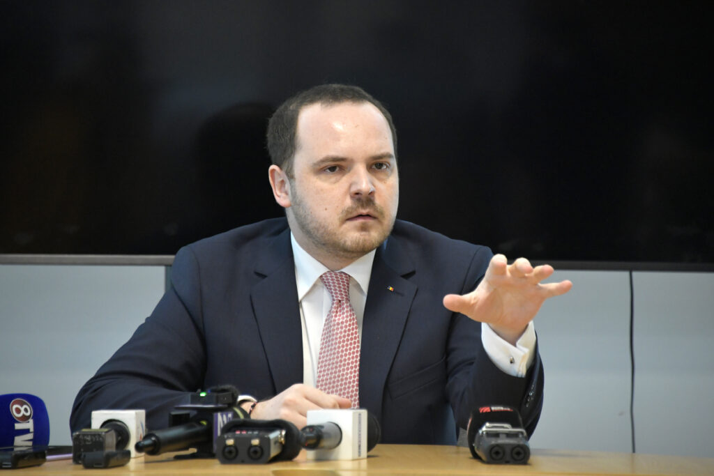 Rogobete îl invită pe Bolojan să meargă cu el într-un spital: „La patul bolnavului nu există propagandă”