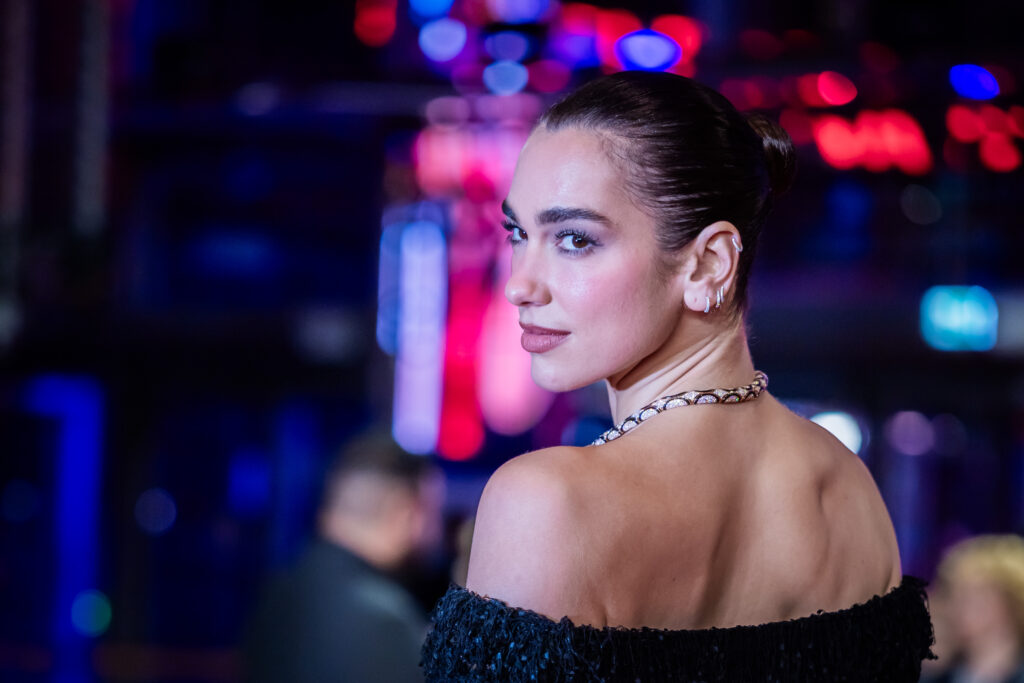 Dua Lipa își deschide o bibliotecă de cărți cenzurate într-o librărie celebră din Portugalia