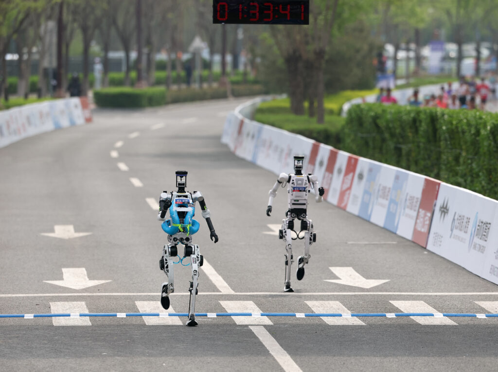 Roboții prepară cocktailuri și aleargă la maraton, dar nu pot realiza sarcini simultan. Pericolul pentru oamenii din jurul lor