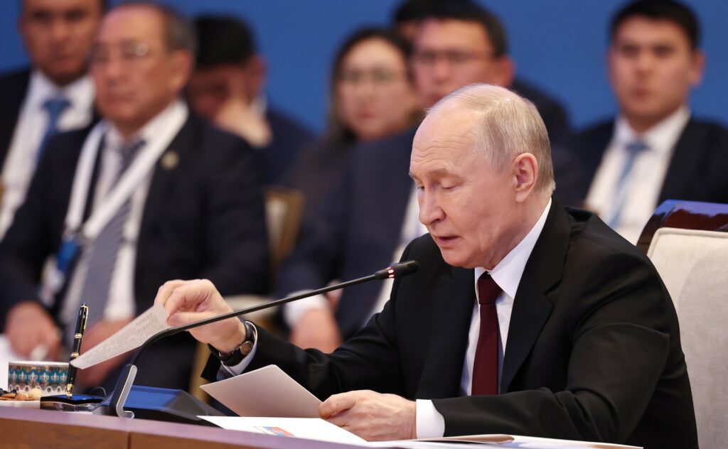 „Asta este evident”. Putin recunoaște că atacurile ucrainene sunt cauza penuriei de combustibil din Rusia