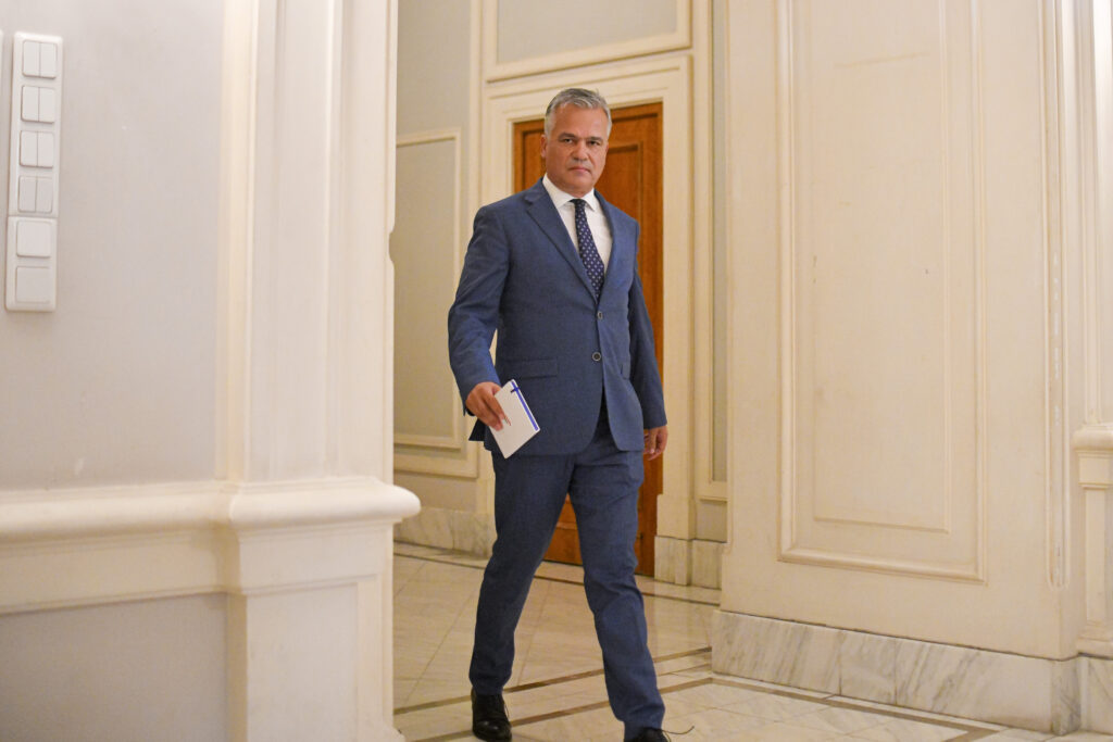 Adrian Veștea este așteptat să depună astăzi în Parlament lista miniștrilor și programul de guvernare