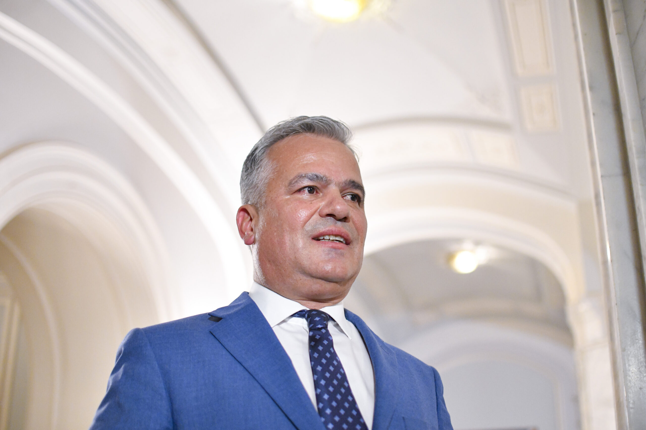 Guvernul Veștea: Negocieri finale, Congres PNL și Opoziție Consolidată
