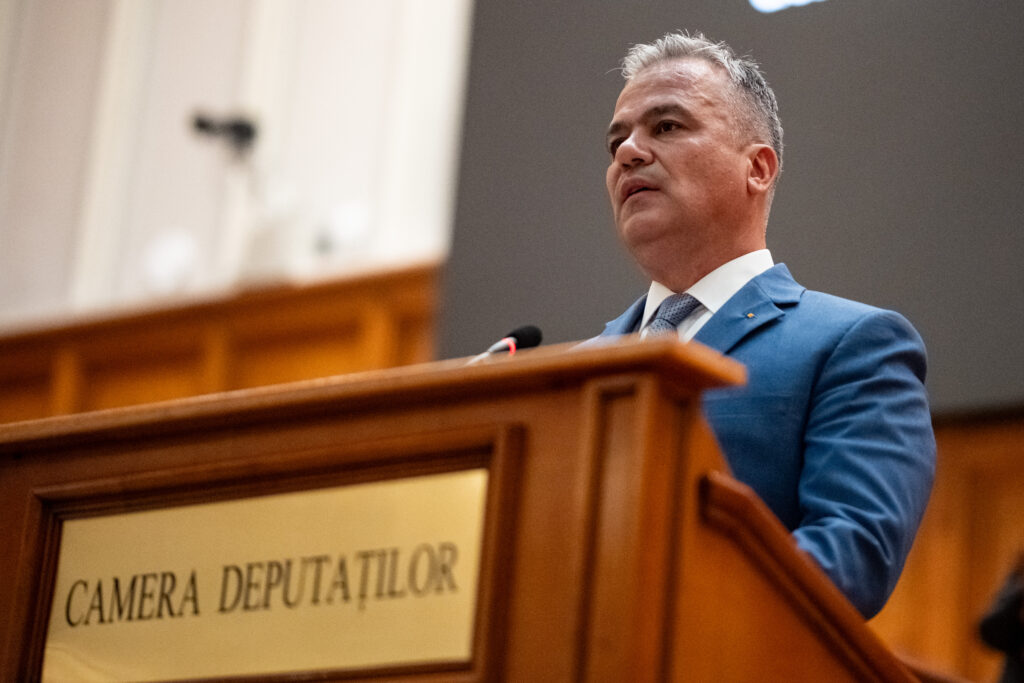 Ce mesaj a primit Adrian Veștea lui chiar în seara în care a pierdut bătălia în Parlament
