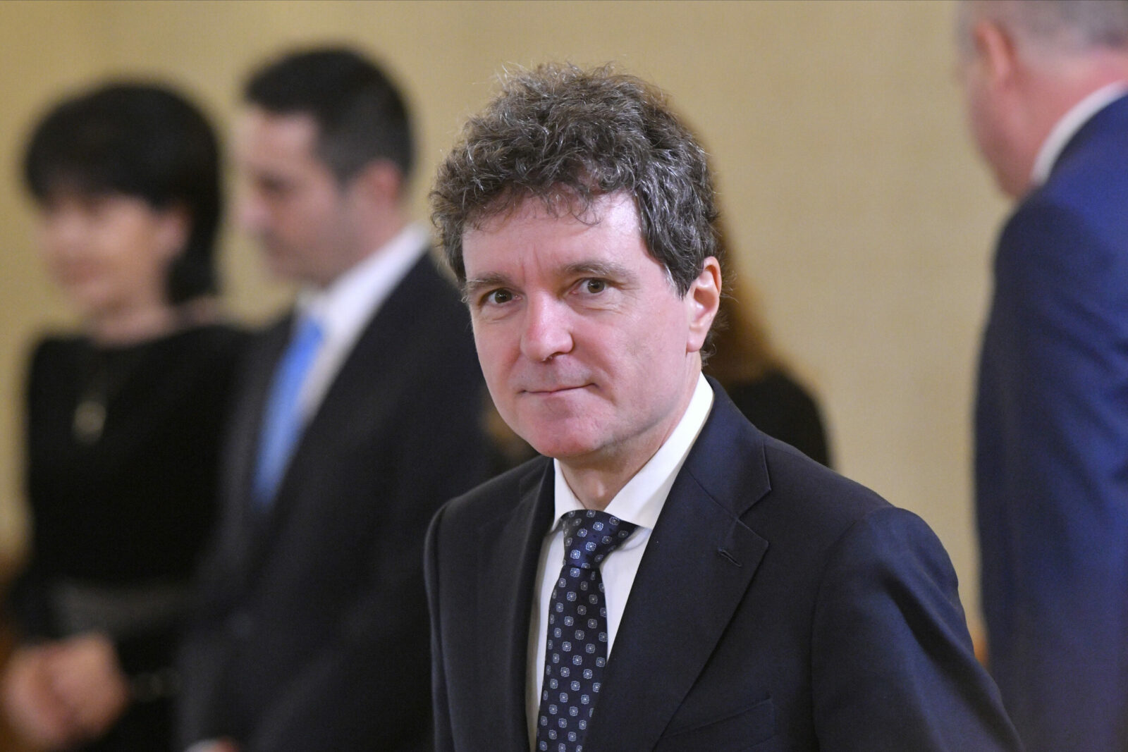 Nicușor Dan amână desemnarea premierului