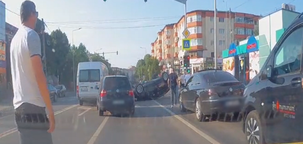 Bacău: Un copil de 2 ani, scos pe geam de jandarmi dintr-o mașină răsturnată
