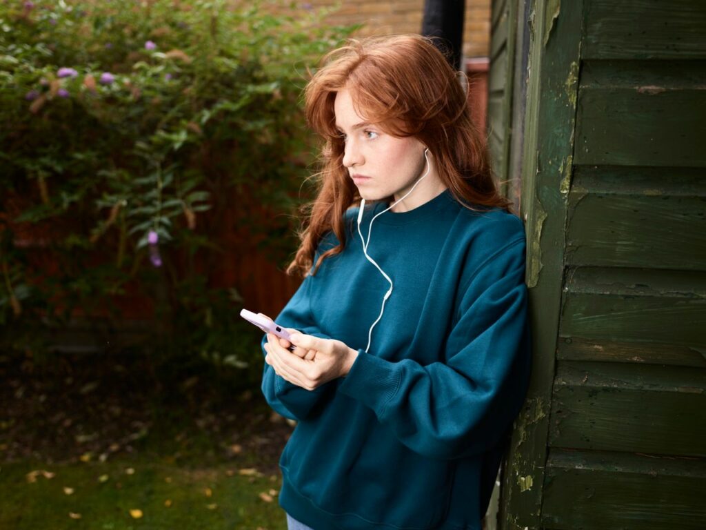 De ce sunt adolescentele cele mai afectate de rețelele sociale. România, printre țările cu cele mai mari probleme