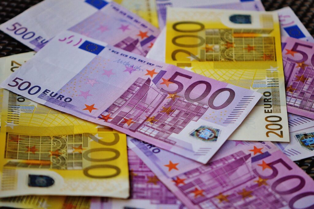 Un bărbat ar fi cerut 5.000 de euro pentru a „interveni” într-un dosar penal