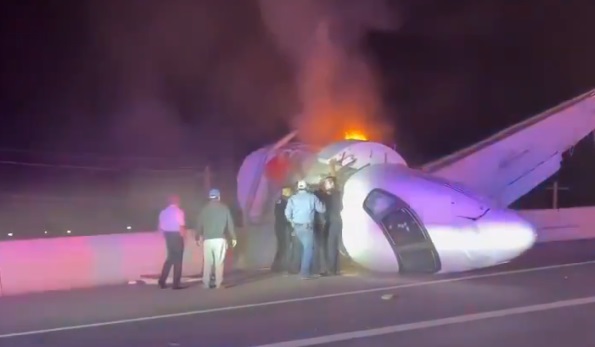 Un avion privat s-a prăbușit pe o autostradă din Texas. Șoferii au coborât din mașini și au încercat să salveze pasagerii din flăcări