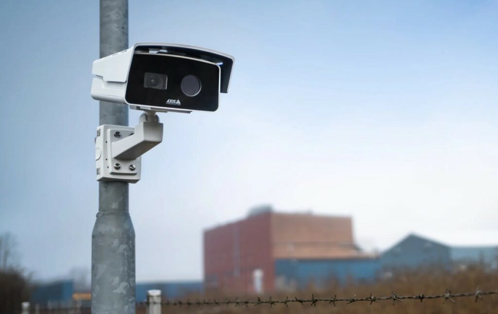 Camera Axis bispectrală cu inteligență artificială oferă detecție termică de înaltă rezoluție și verificare vizuală de excepție