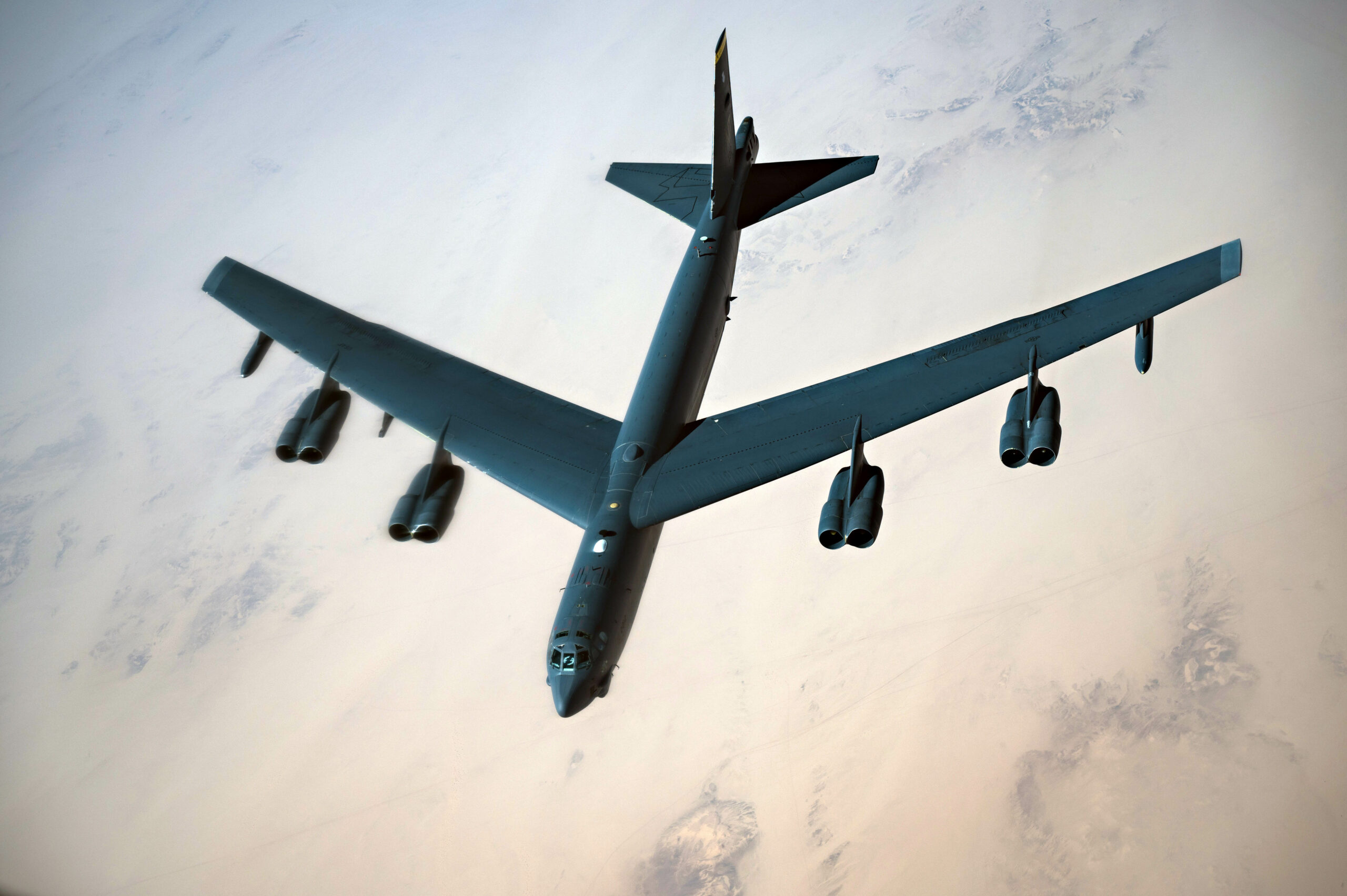 UPDATE: Un bombardier B-52 s-a prăbușit după decolare de la o bază militară americană din California. Se crede că opt membri ai echipajului au murit