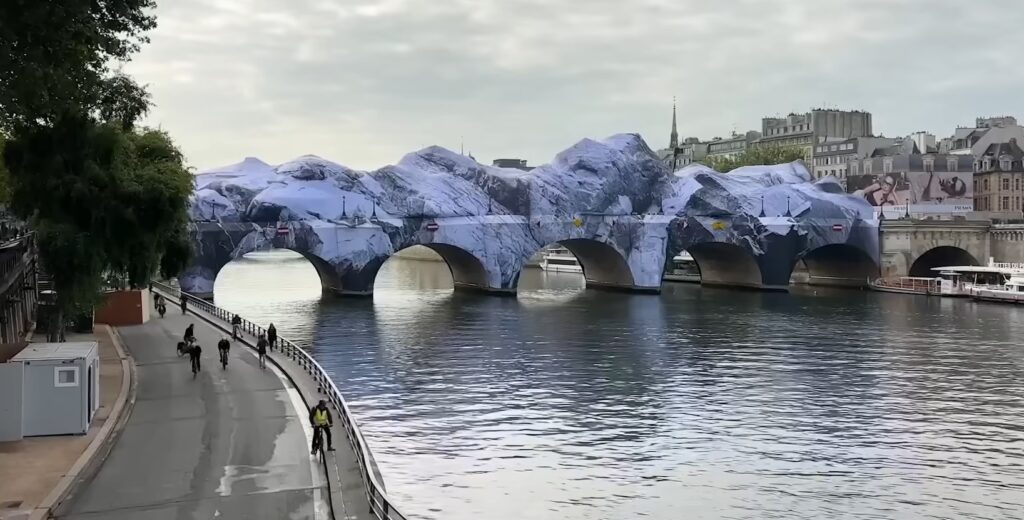 O peșteră uriașă a apărut în centrul Parisului. Instalația care transformă unul dintre cele mai cunoscute poduri ale orașului