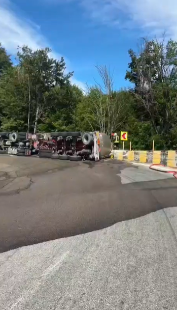 Trafic oprit după ce o autocisternă cu benzină s-a răsturnat pe DN7 în localitatea Cotmeana, județul Argeș