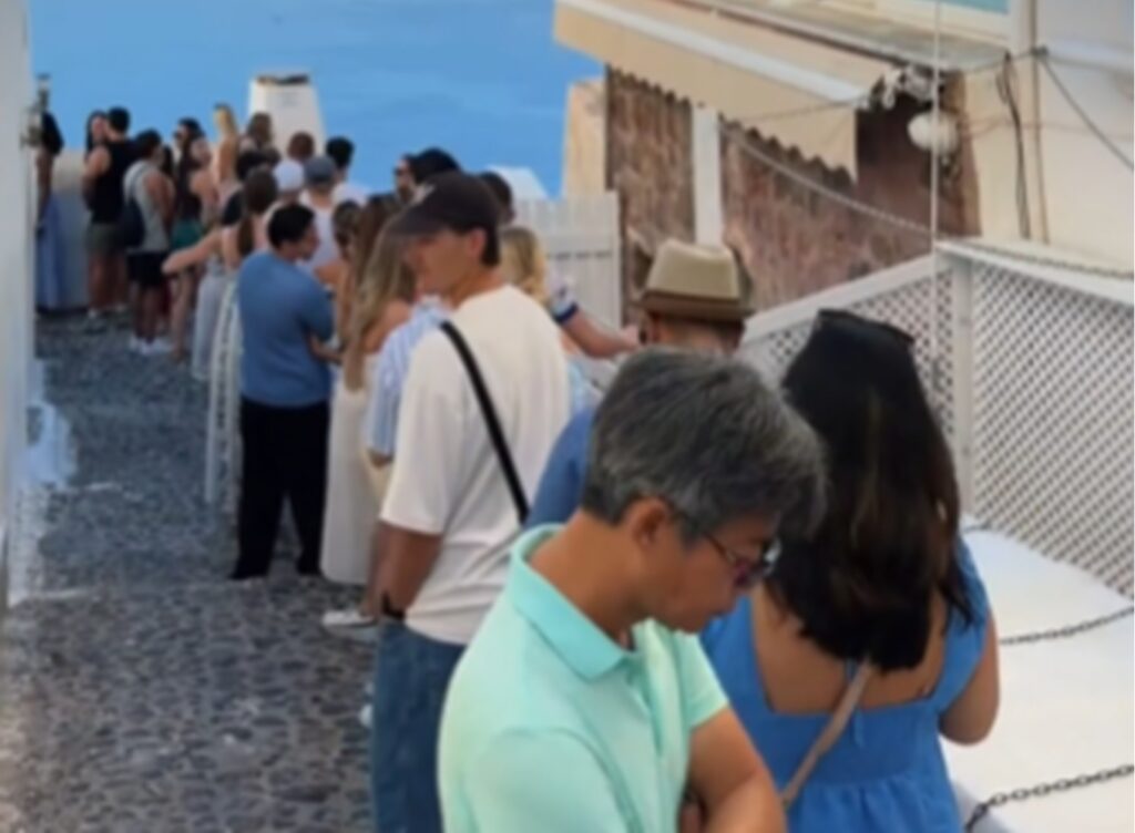 „Arată ca o coadă la toaletă”. Imaginile care au șocat turiștii din Santorini