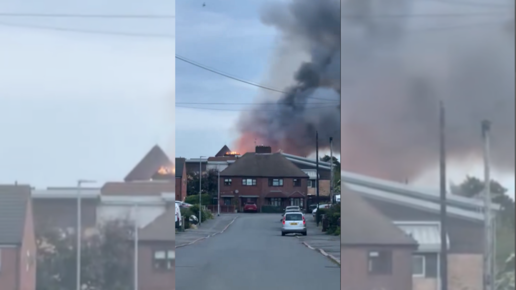 Incendiu spectaculos la un centru comercial din Leicestershire. Acoperiș prăbușit, zeci de pompieri mobilizați