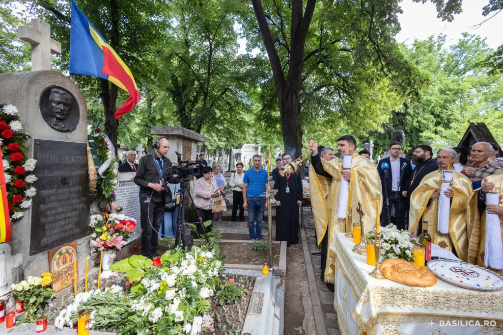 Parastas pentru Mihai Eminescu, oficiat de un sobor de preoți în cimitirul Bellu