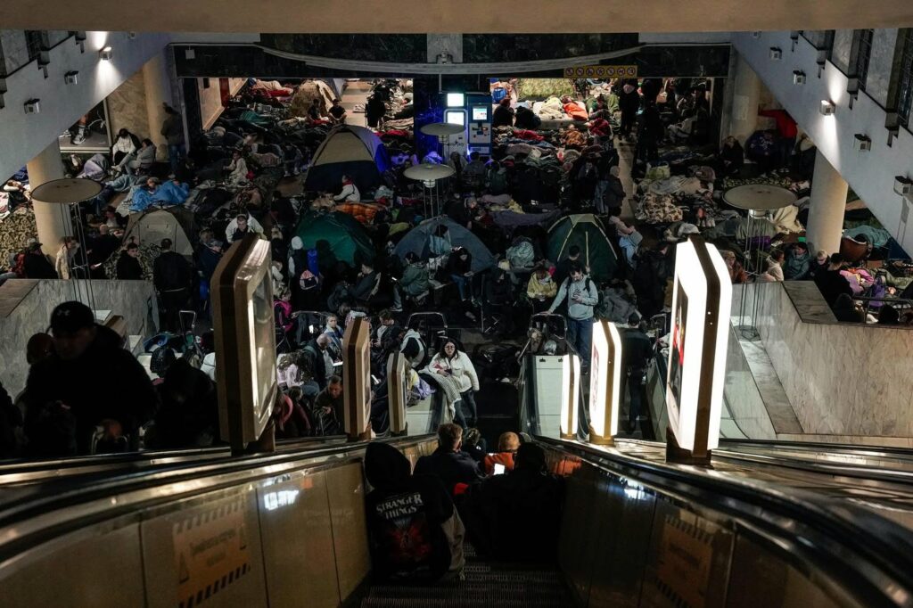 Metroul din Kiev, acuzat că percepe bani celor care se adăpostesc de bombardamente / Ce spune administrația metroului