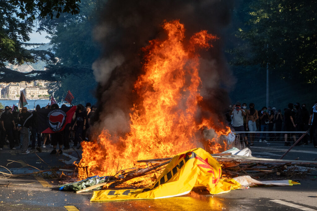 Ciocniri Violente în Geneva: Protest Împotriva G7 Ciocniri Violente în Geneva: Protest Împotriva G7
