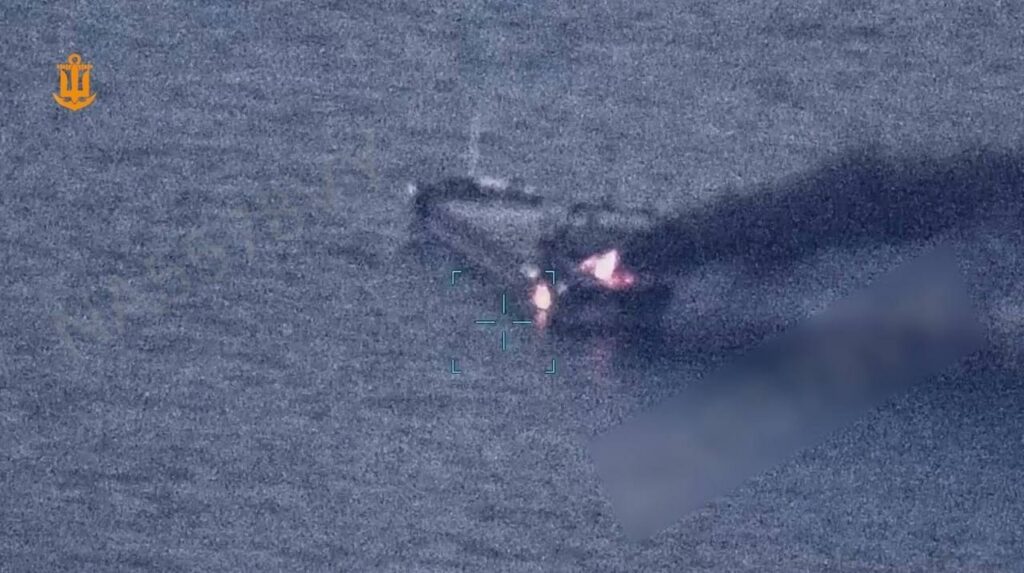 O navă de marfă lovită de o dronă rusească a luat foc în Marea Neagră. Cel puțin un mort și mai multe victime