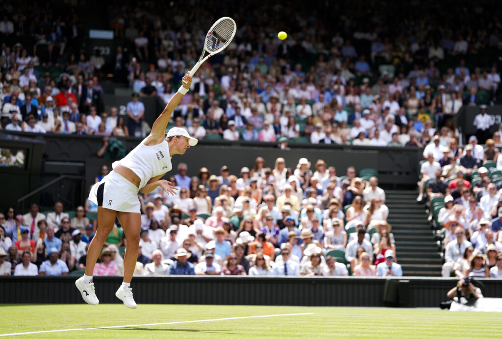 Iga Swiatek începe campania de apărare a trofeului de la Wimbledon cu o victorie în trei seturi