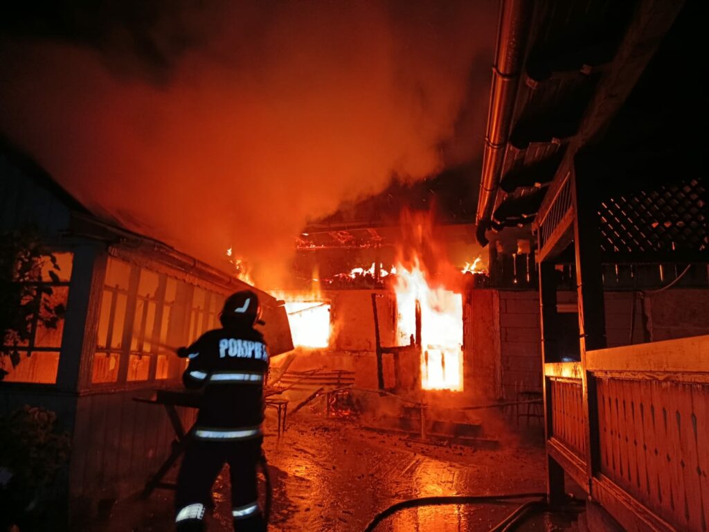 Suceava: Un bătrân de 90 de ani a murit după ce flăcările i-au cuprins locuința