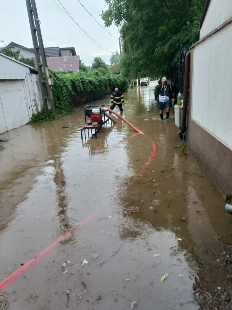 Inundații în șapte județe din țară: Persoane evacuate și zeci de străzi și curți acoperite de ape