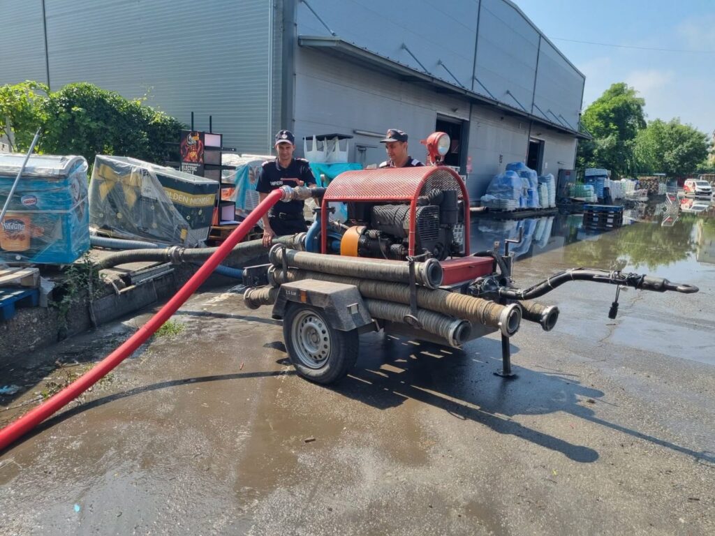 Trei copaci s-au prăbușit din cauza vremii peste un stâlp de electricitate în curtea unui spital din județul Vrancea