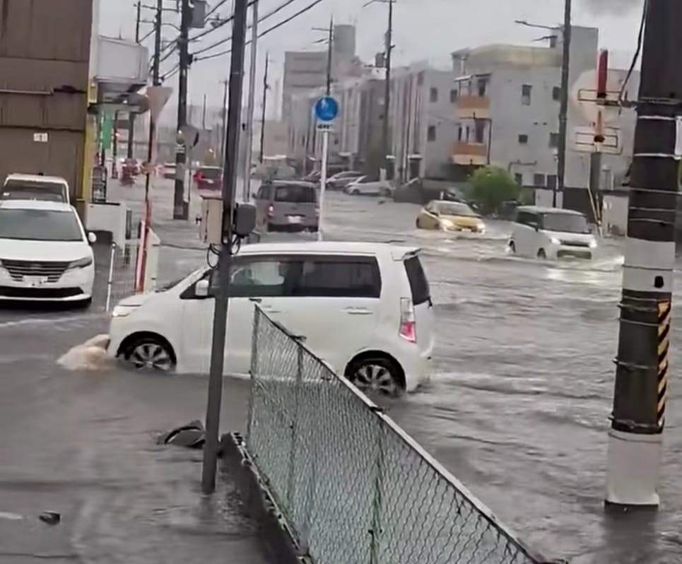 Peste două milioane de oameni, evacuați în Japonia din cauza unui taifun. Taiwanul, paralizat de ploile torențiale