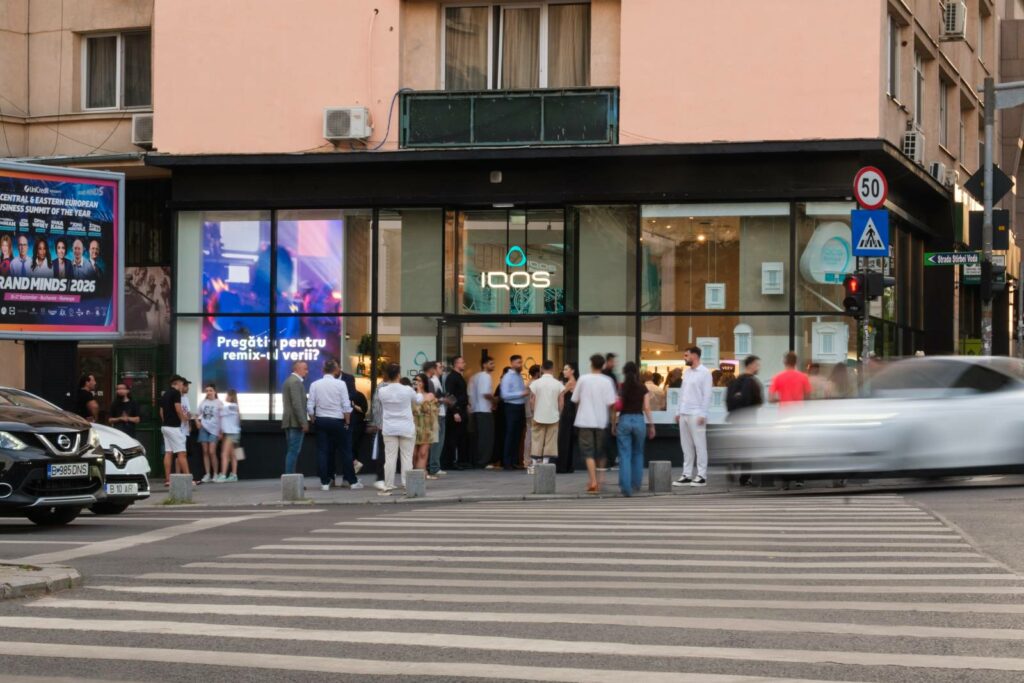 Noul IQOS Boutique Victoriei: concept de tip Retail 2.0 și o instalație artistică semnată Sebastian Comănescu – Advertorial