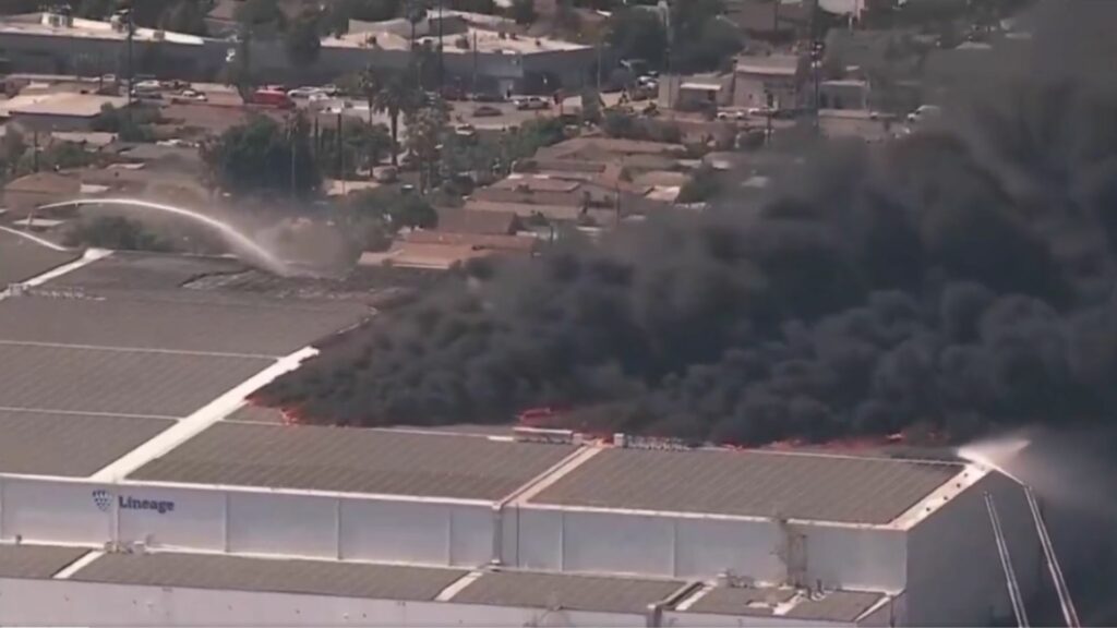 Incendiu la un depozit din Los Angeles. Autoritățile au emis alerte pentru locuitori