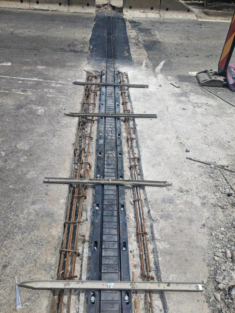 Se încheie coșmarul șoferilor de pe Valea Oltului. Circulația va fi reluată pe ambele sensuri pe Viaductul Râu Vadului