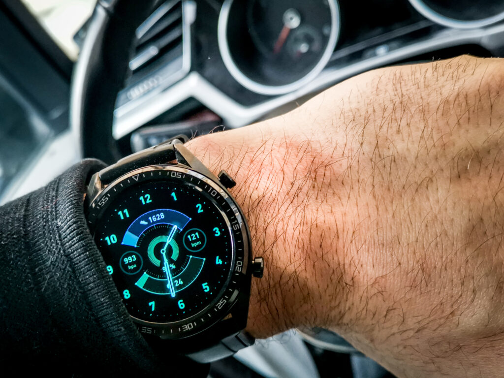Ai un smartwatch? Gestul făcut la volan care te poate costa scump