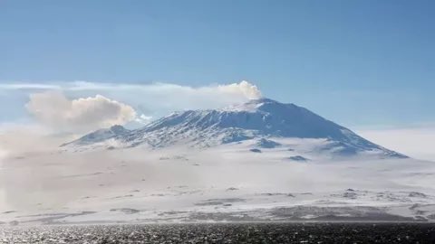 Unic pe Terra: vulcanul din Antarctica care aruncă cristale de aur în atmosferă