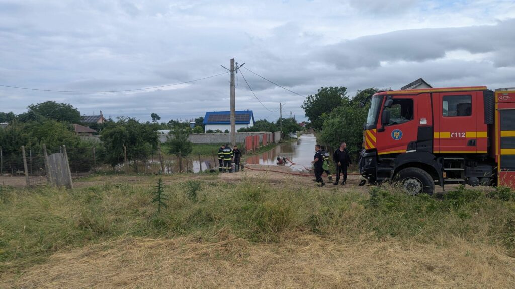 Ploi Torențiale: Inundații și Intervenții în 15 Județe Ploi Torențiale: Inundații și Intervenții în 15 Județe