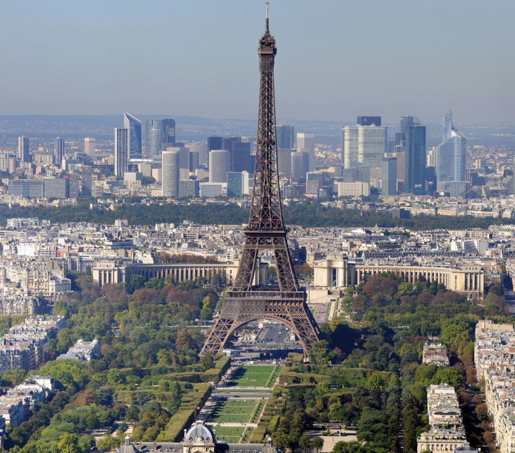 Canicula închide simbolurile Europei. Turnul Eiffel și Luvrul, cu porțile închise