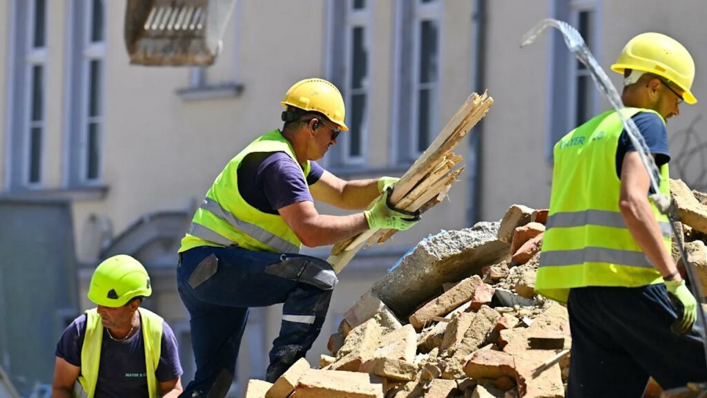 Cel mai mare sindicat din UE cere introducerea pauzei de hidratare obligatorii la locul de muncă din cauza căldurii. La cât ajunge riscul de a muri, în funcție de temperatură