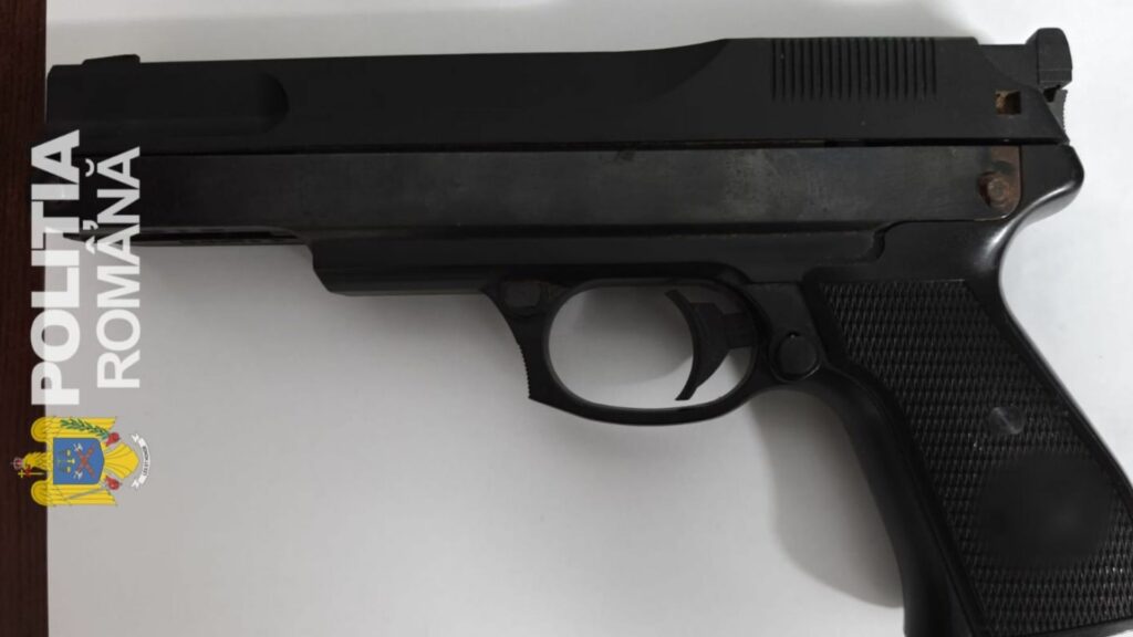 Un bărbat de 36 de ani, prins cu un pistol pe străzile Ploieștiului