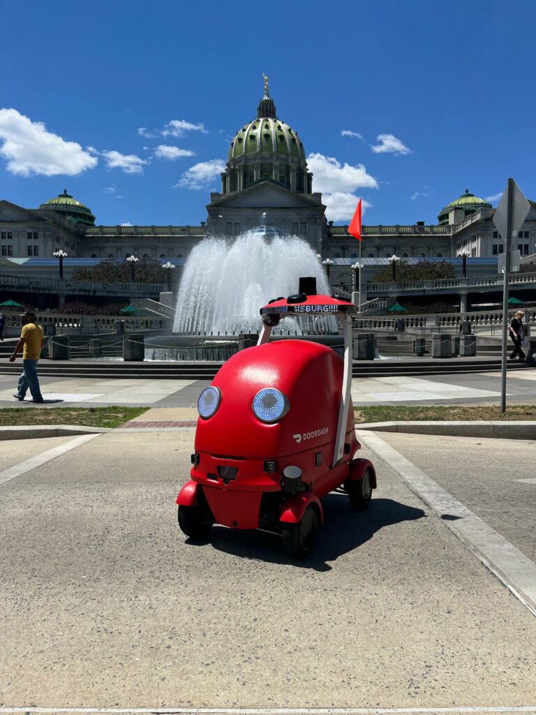Un robot de livrări a refuzat să părăsească zona în care se desfășura o operațiune SWAT