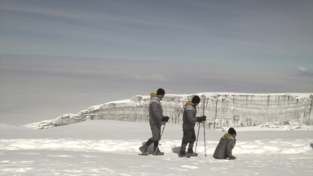 Povestea bărbatului fără picioare care a urcat pe Kilimanjaro prin forța mâinilor sale: „Am rupt patru perechi de mănuși”