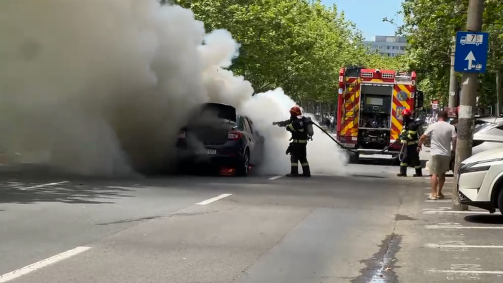 Un Logan a luat foc în urma unui accident în Sectorul 3. O mamă și două fetițe erau în mașină