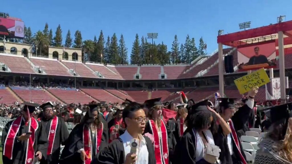 Moment șocant: studenții de la Stanford au părăsit ceremonia de absolvire când directorul Google a început discursul