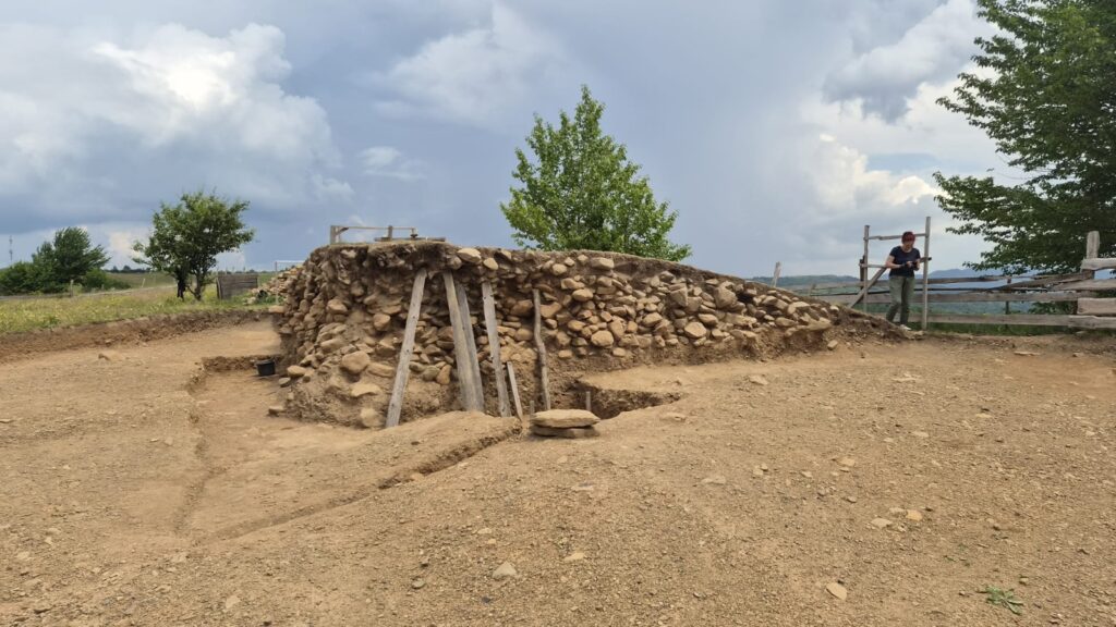 Un tumul vechi de 3.500 de ani, descoperit în Vrancea, va fi integrat în circuitul turistic