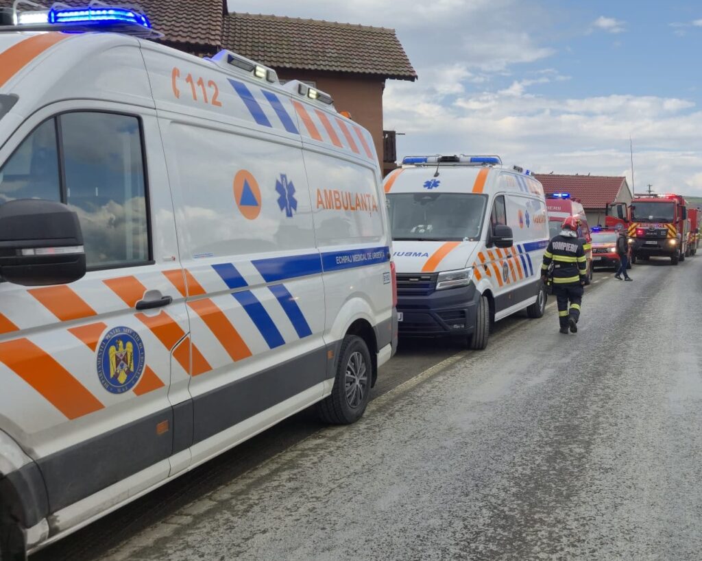 Doi morți după ce remorca unui camion încărcat cu colete s-a răsturnat peste o mașină în Brăila