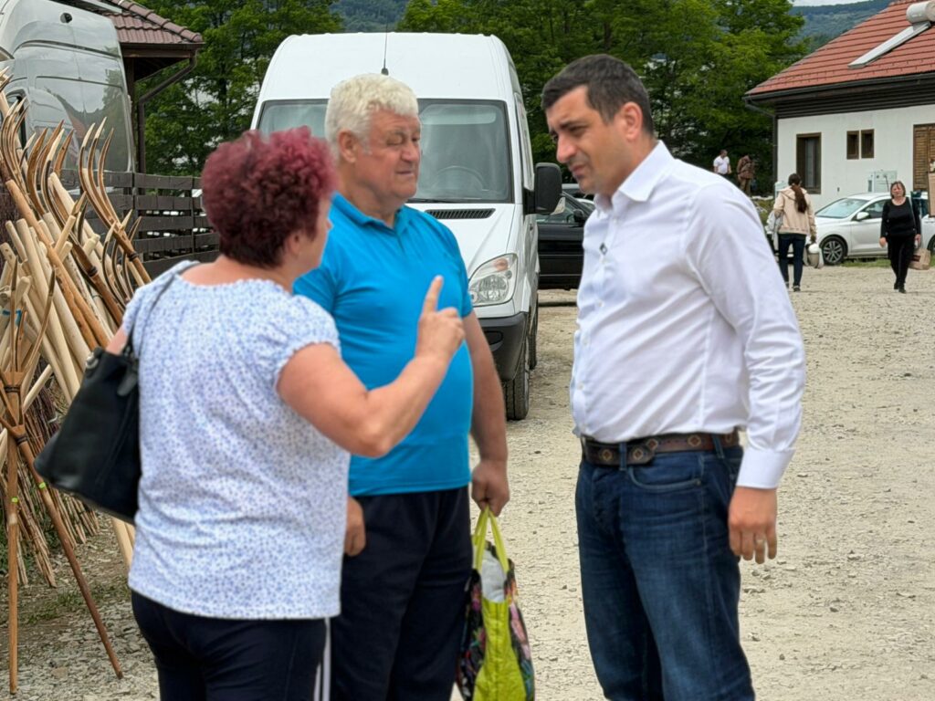 George Simion, Dialog Cu Cetățenii la Târgul din Negreni George Simion, Dialog Cu Cetățenii la Târgul din Negreni